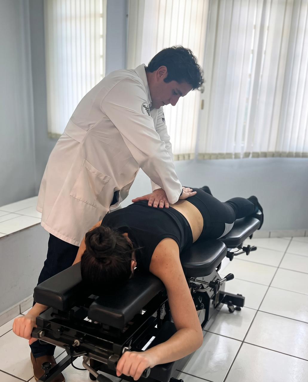 Paciente em atendimento de ajuste lombar com fisioterapeuta do Instituto ProAxis