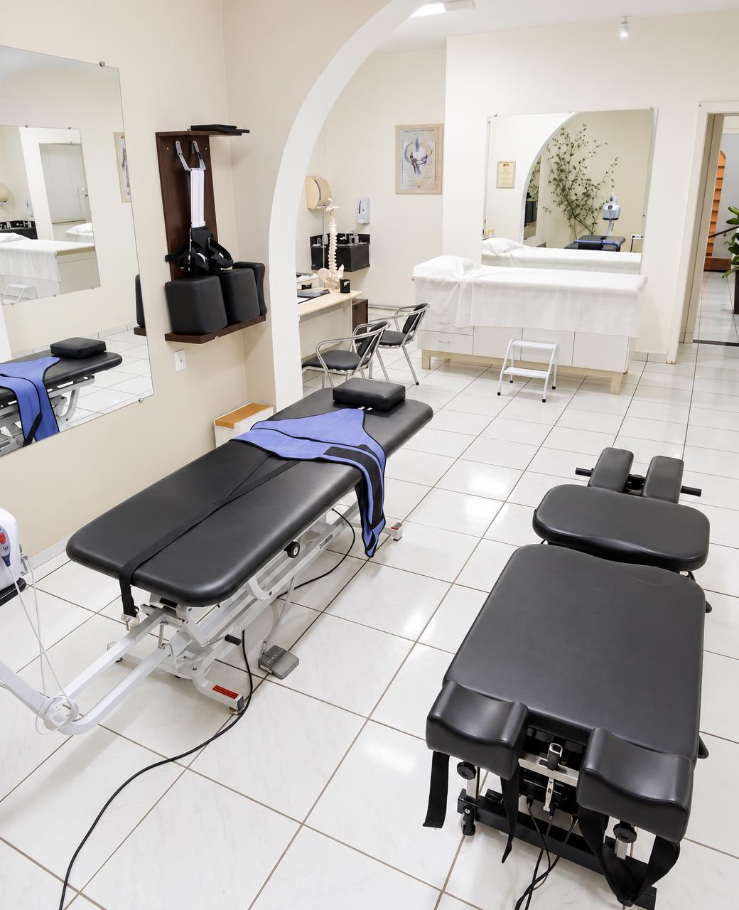 Sala de atendimento com macas e espelhos