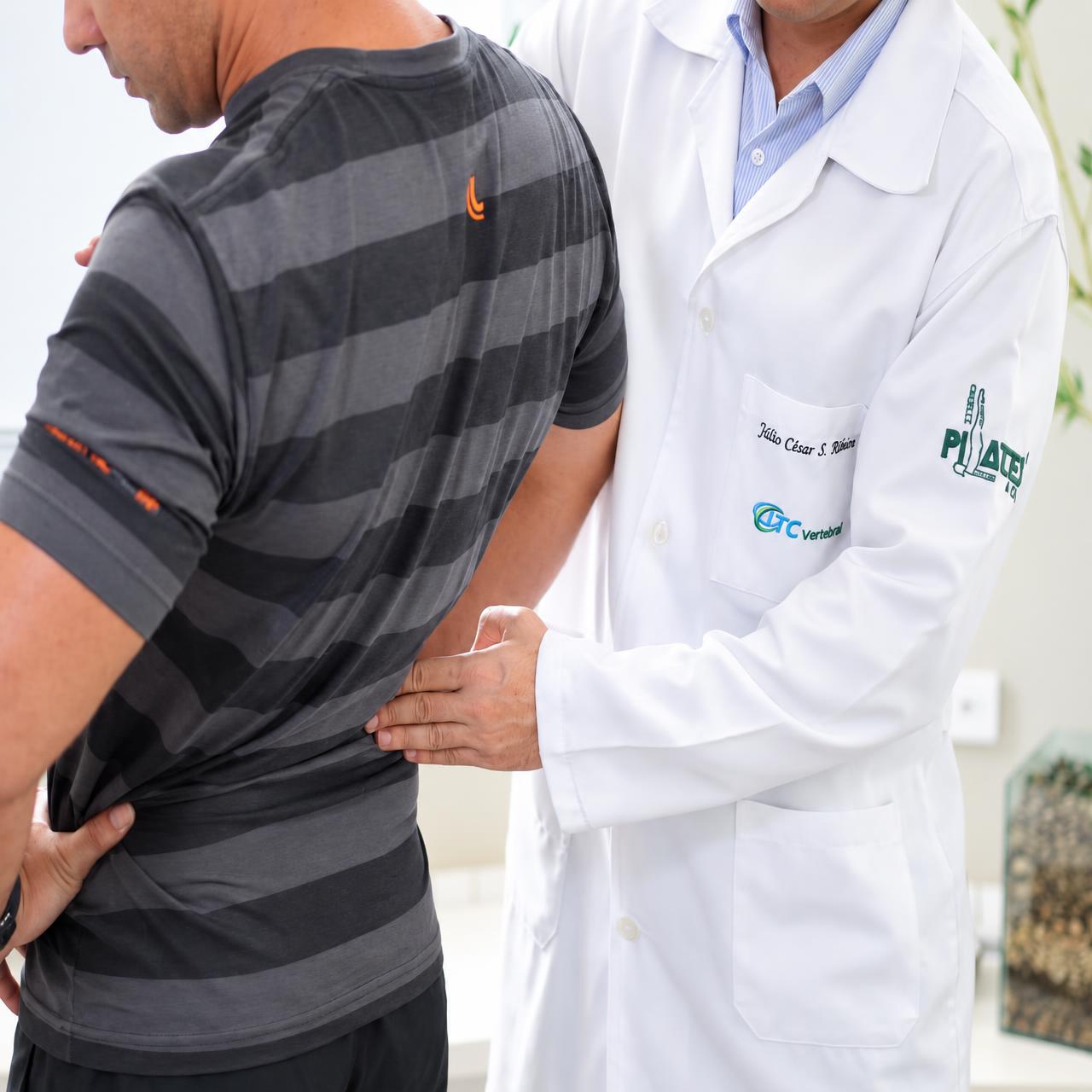 Avaliação lombar com fisioterapeuta