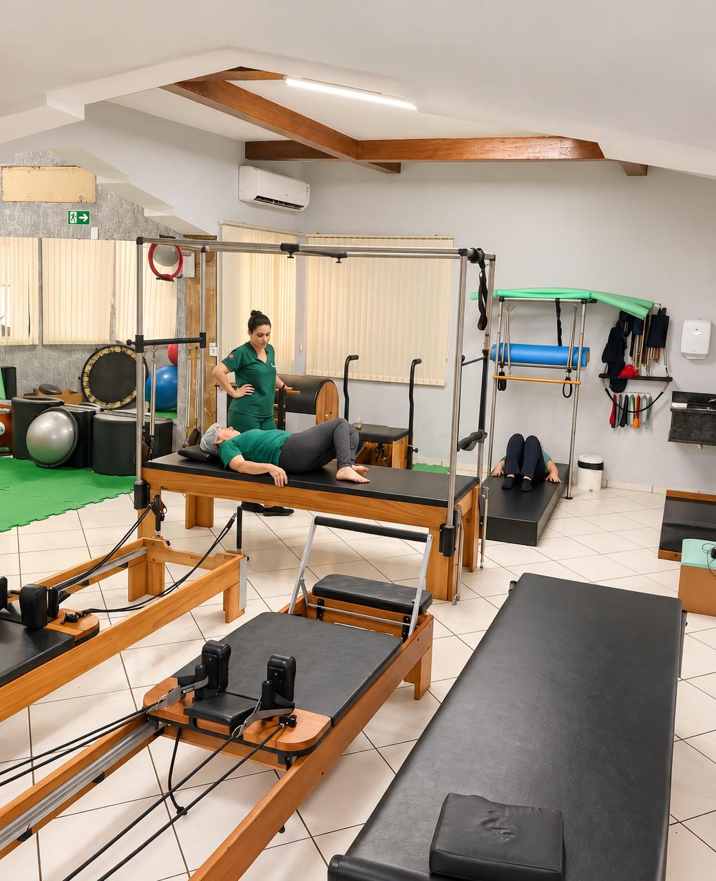 Paciente em sessão de Pilates Clínico acompanhada por fisioterapeuta do Instituto ProAxis